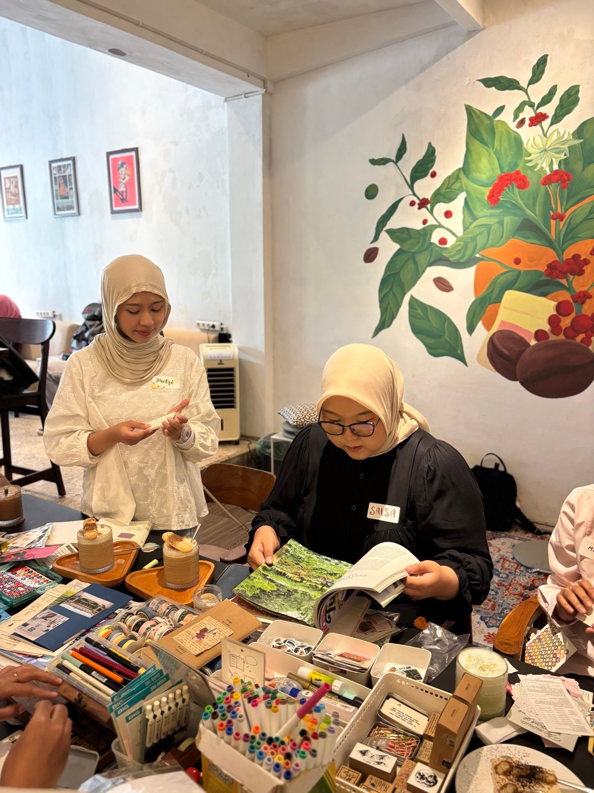 Peserta membaca dan menghias jurnal di sesi Between the Pages bersama Sunday Reads Club